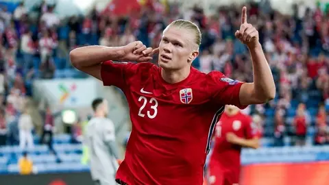 Noruega: Haaland 'reventó' el balón en entrenamiento con su selección