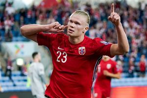 Noruega: Haaland 'reventó' el balón en entrenamiento con su selección