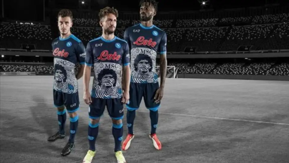 Chucky Lozano: Napoli presentó un uniforme especial en honor a Maradona