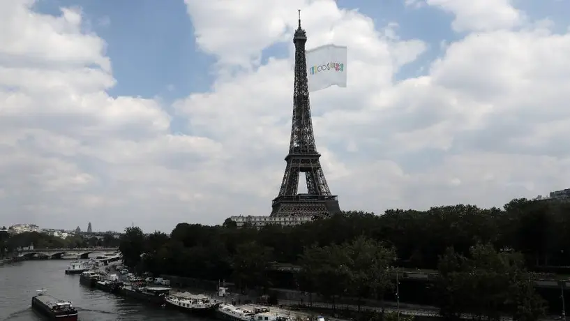 París 2024: Bandera gigante ondeará en Torre Eiffel por los Juegos Olímpicos