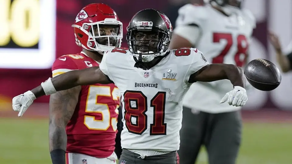 Antonio Brown fue suspendido tres juegos por violar protocolos Covid-19 de la NFL