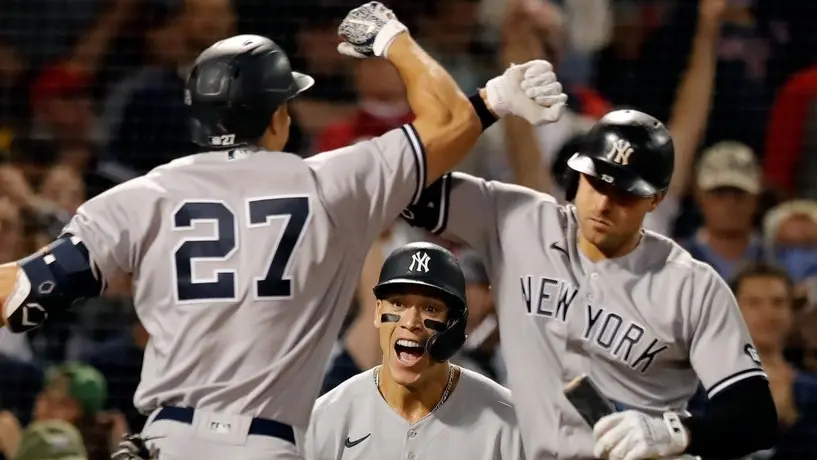 Yankees barre serie en Fenway Park al aprovechar errores de Red Sox