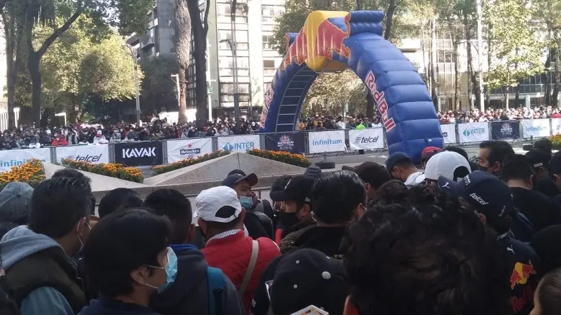 Fans de Checo Pérez 'invaden' Paseo de la Reforma para ver show de Red Bull