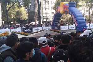 Fans de Checo Pérez 'invaden' Paseo de la Reforma para ver show de Red Bull