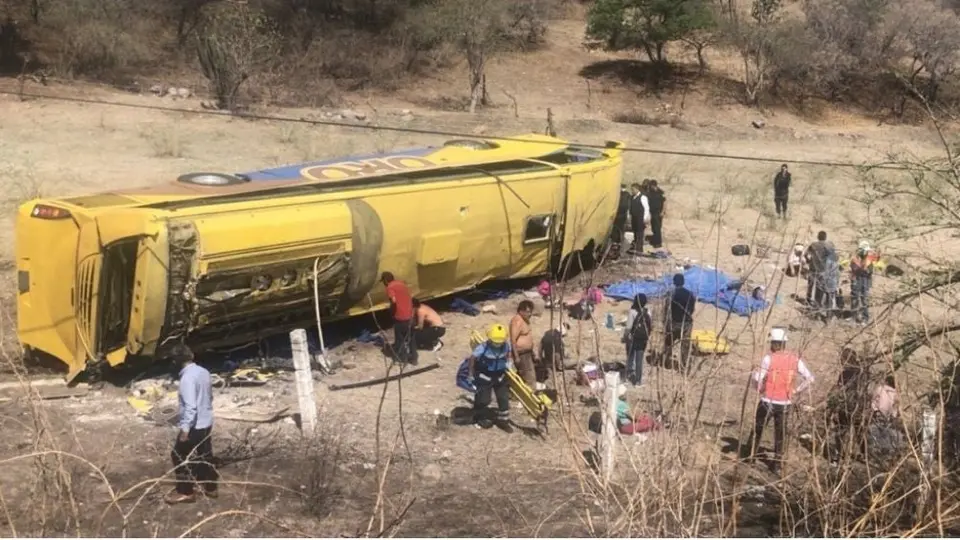 Autobús volcado en Puebla dejó seis muertos y 16 heridos
