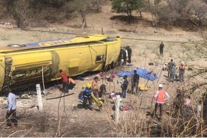 Autobús volcado en Puebla dejó seis muertos y 16 heridos
