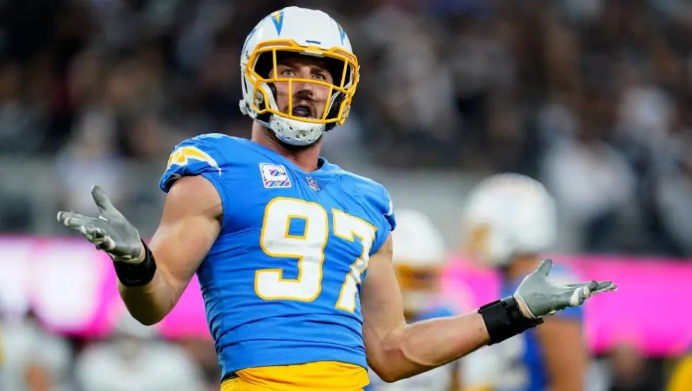 Joey Bosa en festejo con Chargers | AP