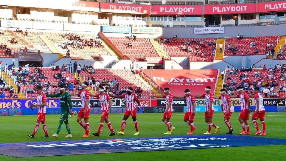 Necaxa: Grupo integrado por Mesut Özil y Eva Longoria comprarían la mitad de Rayos