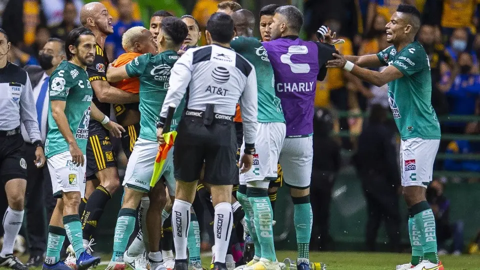 León vs Tigres: Tremenda bronca en la Semifinal tuvo golpes y expulsados