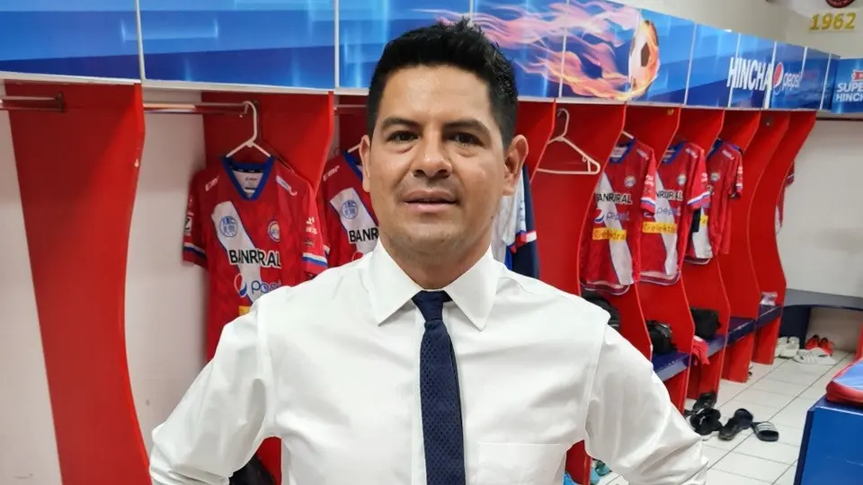 DT mexicano Irving Rubirosa debutó con triunfo en Xelajú gracias a gol de Chuletita Orozco