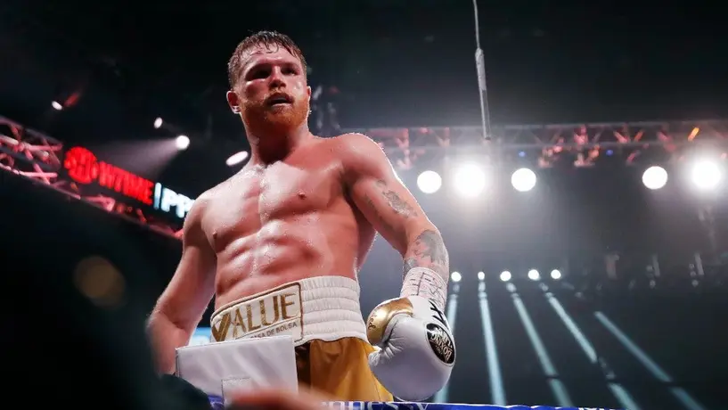 Canelo Álvarez, felicitado por el Kun Agüero tras vencer a Caleb Plant