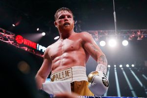 Canelo Álvarez, felicitado por el Kun Agüero tras vencer a Caleb Plant