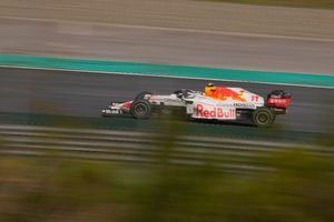 Checo Pérez, felicitado por el tercer lugar en GP de Turquía