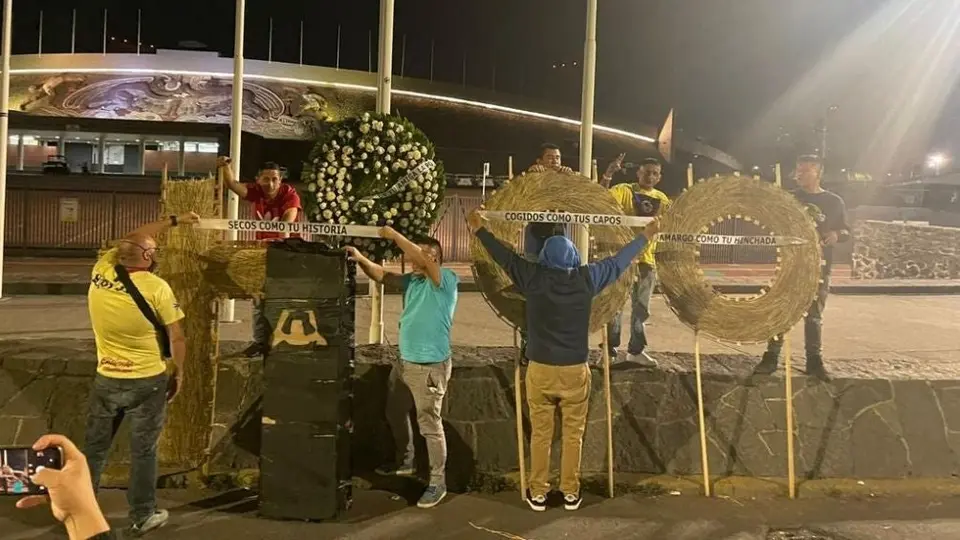 América: Afición de la Águilas se burló de la eliminación de Pumas con coronas florales