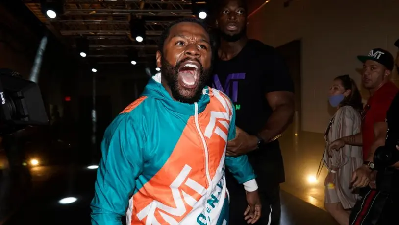 Video: Mayweather 'enloqueció' tras trolleo de Jake Paul en careo previo a su pelea vs Logan