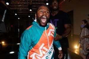 Video: Mayweather 'enloqueció' tras trolleo de Jake Paul en careo previo a su pelea vs Logan