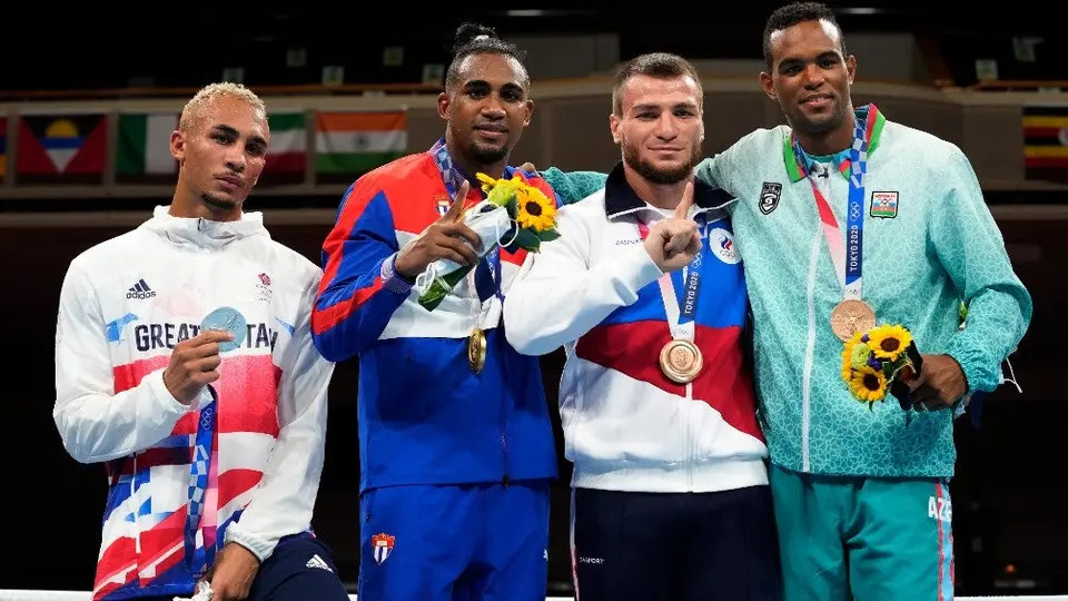 Tokio 2020: Boxeador británico se negó a colgarse la medalla de Plata tras perder la Final 