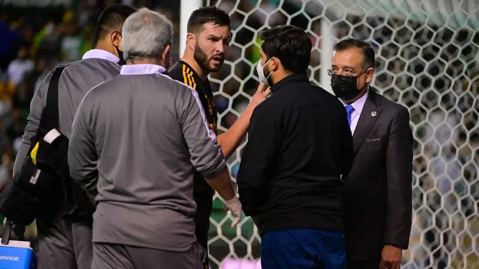 Gignac regañó al médico de protocolo de conmociones por sacar a Sánchez Purata
