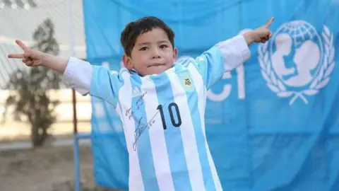 Niño afgano con camiseta de plástico de Messi, oculto por miedo a los talibanes
