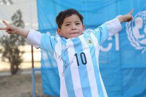 Niño afgano con camiseta de plástico de Messi, oculto por miedo a los talibanes