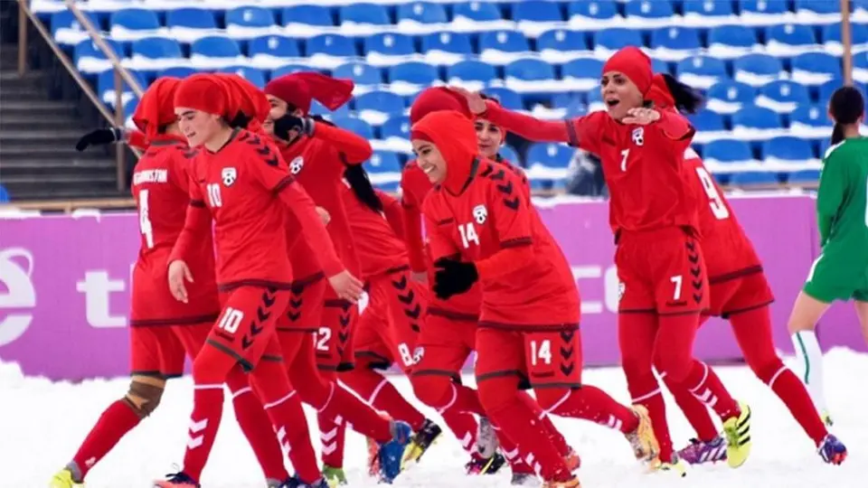 Jugadoras de selección de futbol dejaron Afganistan en vuelo de evacuación