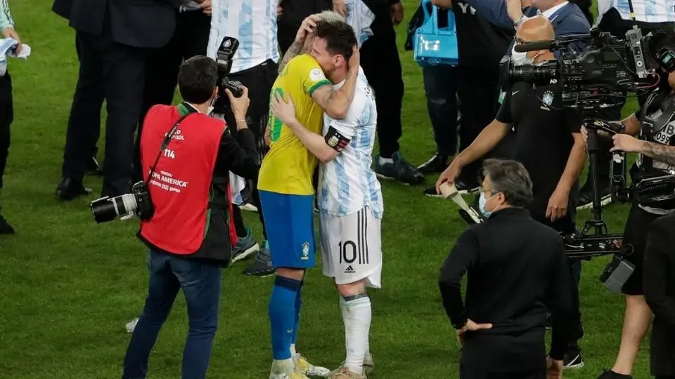 Copa América: Lionel Messi y Neymar se unieron en emotivo abrazo tras finalizar el partido
