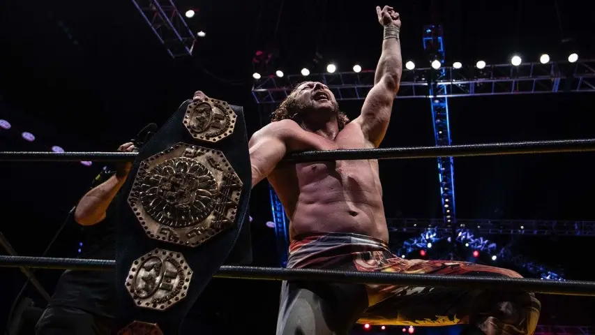 Kenny Omega con el cinturón del Megacampeonato de la AAA | MIGUEL PONTÓN