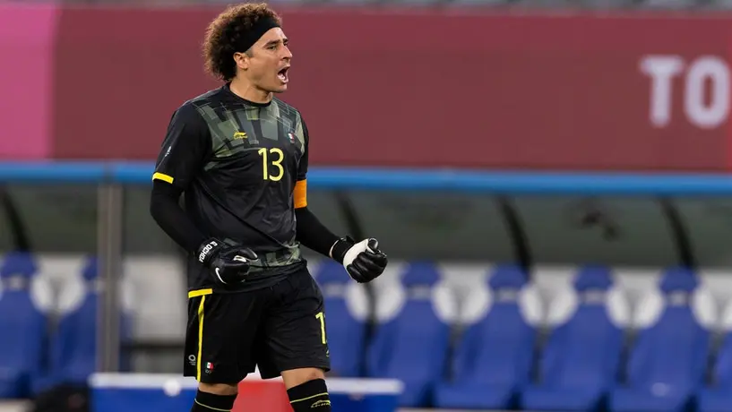 César Montes: 'Ochoa es un referente en el Tri, nos alienta en los juegos'