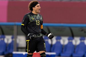 César Montes: 'Ochoa es un referente en el Tri, nos alienta en los juegos'