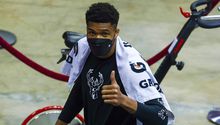 Video: Giannis Antetokounmpo regaló sus tenis a pequeño aficionado
