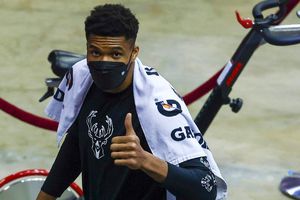 Video: Giannis Antetokounmpo regaló sus tenis a pequeño aficionado