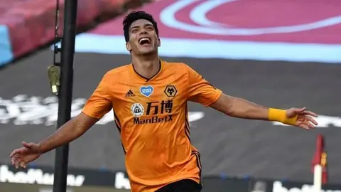 Raúl Jiménez: Wolves celebró el 15 de septiempre con su 'héroe nacional'
