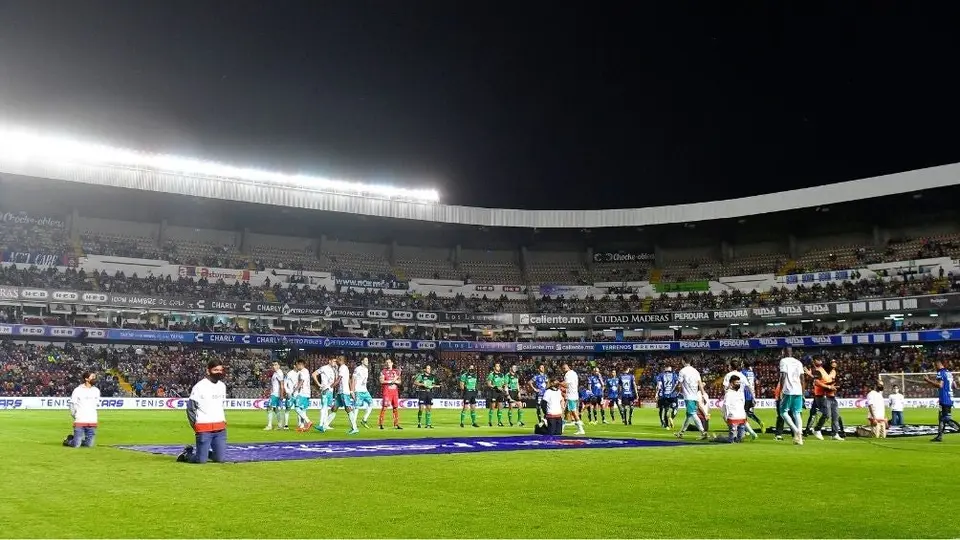 Querétaro vs León: Suspendido durante 25 minutos debido a una fuerte tormenta