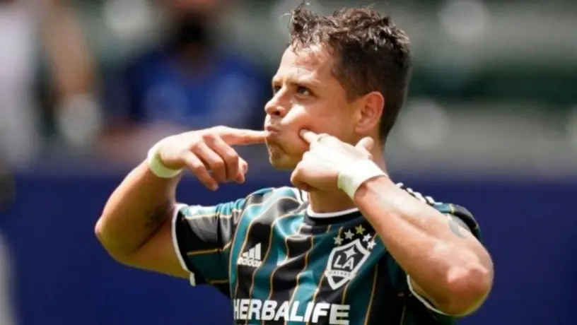 Chicharito Hernández tras cantar una canción de Luis Miguel: 'Canto de la ching...'