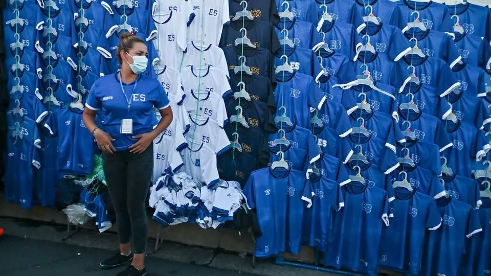 El Salvador: Aficionados compran playera de La Selecta con bitcoins