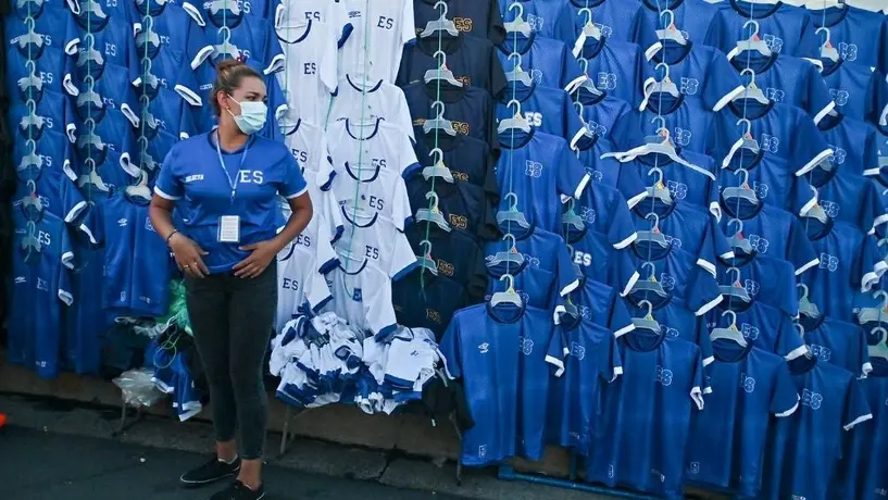 El Salvador: Aficionados compran playera de La Selecta con bitcoins