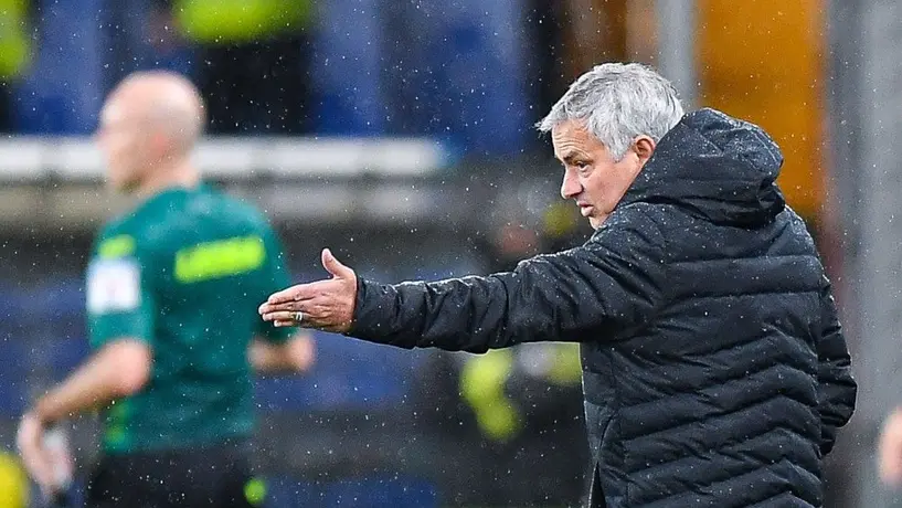 Video: Mourinho cumple promesa y le regala zapatos de lujo a juvenil por marcar un doblete