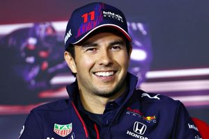 Sebastian Vettel elogió a Checo Pérez: "Estoy muy feliz por él, se lo merece"