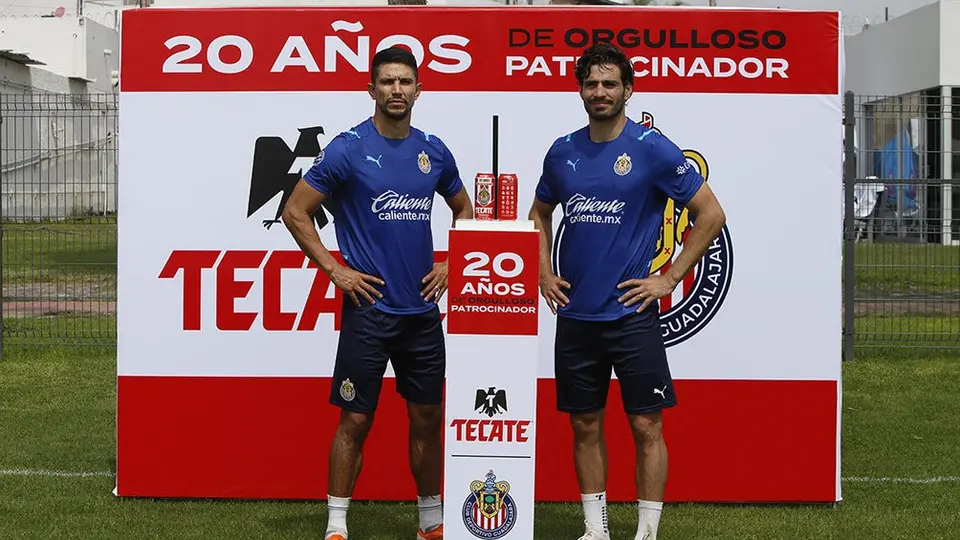 Chivas: Tecate renovó su patrocinio con Chivas y lo celebró con lata conmemorativa
