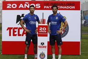 Chivas: Tecate renovó su patrocinio con Chivas y lo celebró con lata conmemorativa
