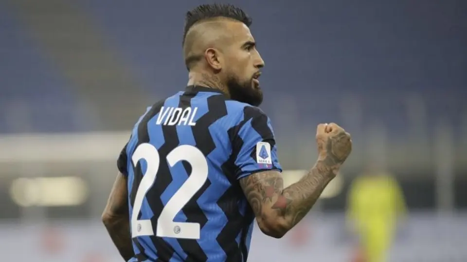 Video: Arturo Vidal, captado subiendo a su Ferrari en posible estado de ebriedad