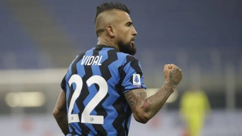 Video: Arturo Vidal, captado subiendo a su Ferrari en posible estado de ebriedad