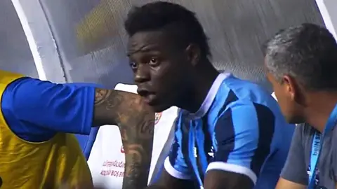 Balotelli explotó por salir de cambio en juego del Adana Demirspor