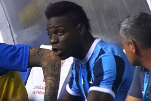 Balotelli explotó por salir de cambio en juego del Adana Demirspor