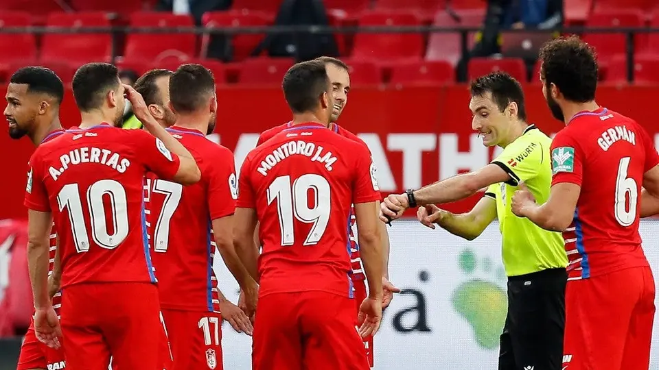 LaLiga: Árbitro del Sevilla vs Granada pitó el final un minuto antes y después reanudó el partido