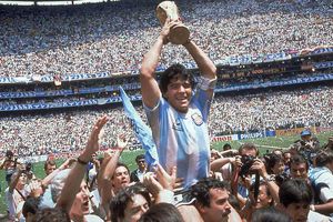 Subastan playera con la que debutó Maradona en el Mundial por más de 60 mil dólares