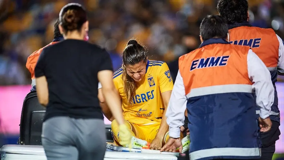 Nayeli Rangel: La jugadora de Tigres abandonó el Clásico Regio por conmoción cerebral