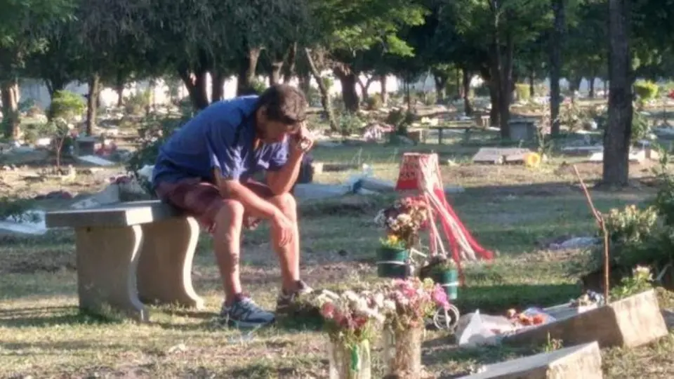 Padre acude a tumba de su hijo para escuchar los partidos de San Martín de Tucumán