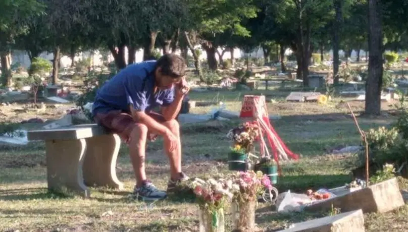 Padre acude a tumba de su hijo para escuchar los partidos de San Martín de Tucumán