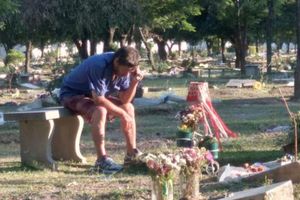 Padre acude a tumba de su hijo para escuchar los partidos de San Martín de Tucumán